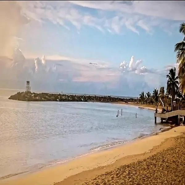 Dulce Atardecer 5 Playa Rompeolas, Aguadilla, hotel v destinaci Aguadilla