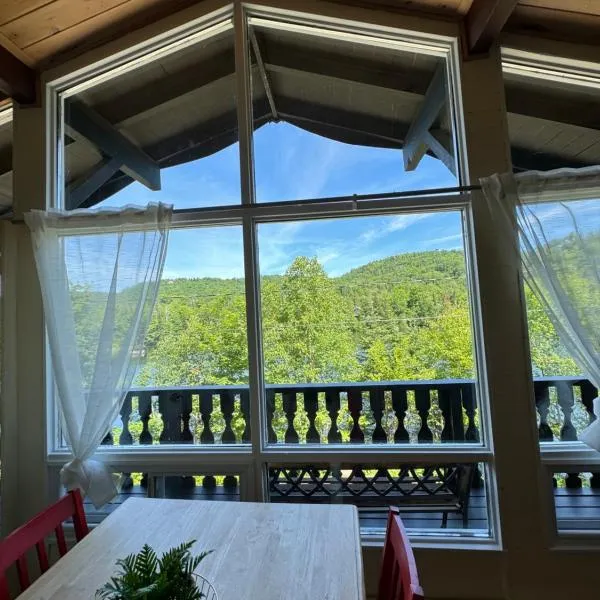 Chalet Alpin Suisse Au Bord Du Lac, hotel v destinaci Morin Heights