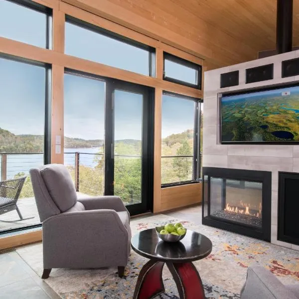Beaver Lakefront Cabins - Couples Only Getaways, hotel in Eureka Springs