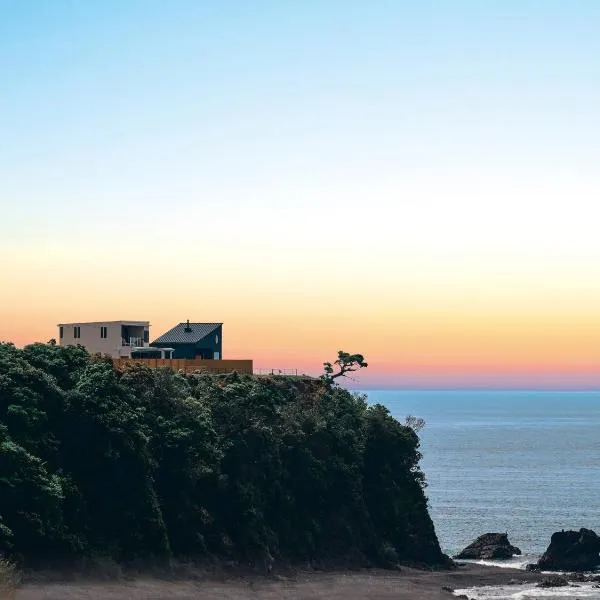 private villa YUHIMI 夕日見の丘、Wajikiのホテル