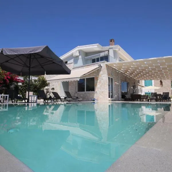 Ionian pool house, hotel in (( Lerë ))