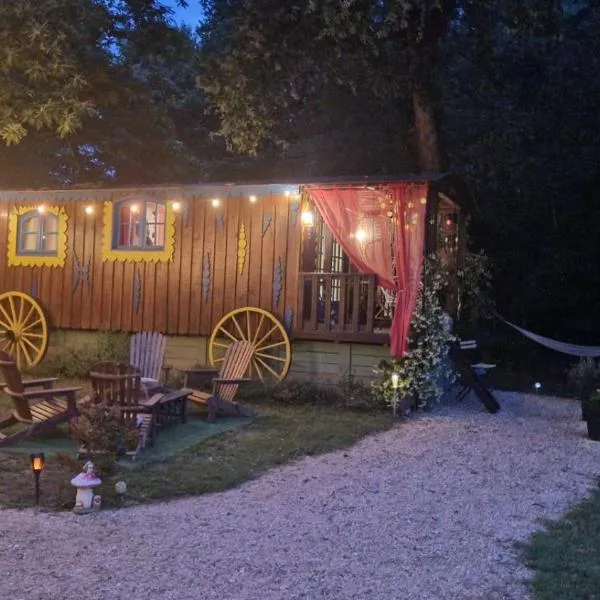 Git'an Périgord Roulotte bella, hotel v destinaci Groléjac