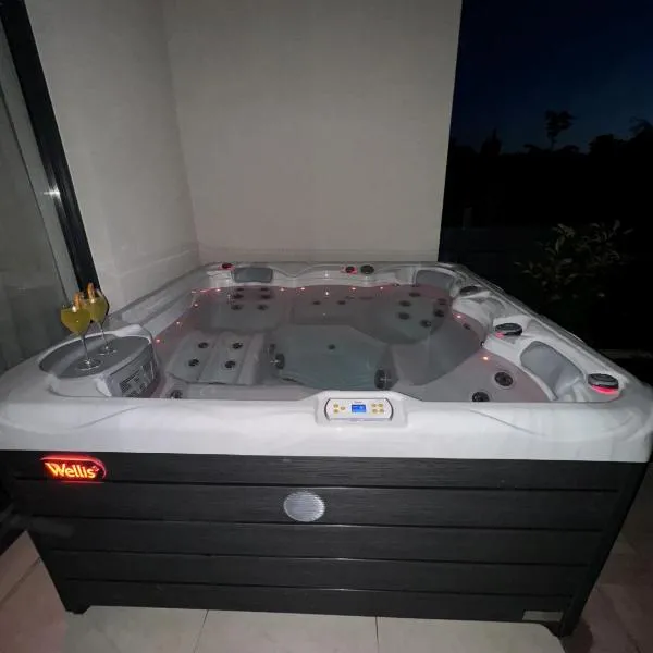New luxury air-conditioned apartment, with jacuzzi, free parking and gardens، فندق في بولا