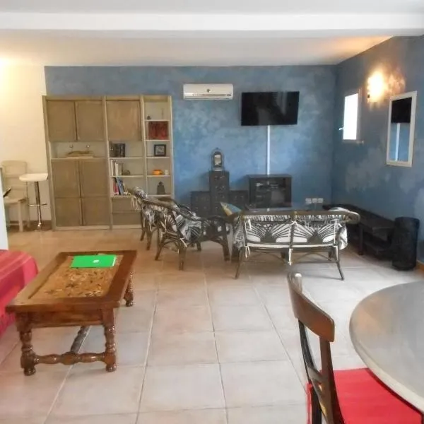 appartement indépendant avec jardin, hotel v destinaci Saint-Gilles