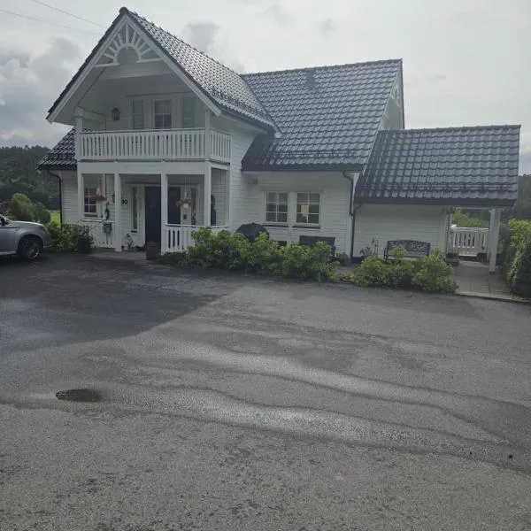 Gårdsidyll i flotte omgivelser, hotel in Ålesund