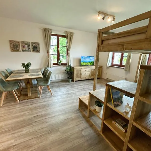 Apartmán Všichni se vlezem, hotel in Kašperské Hory