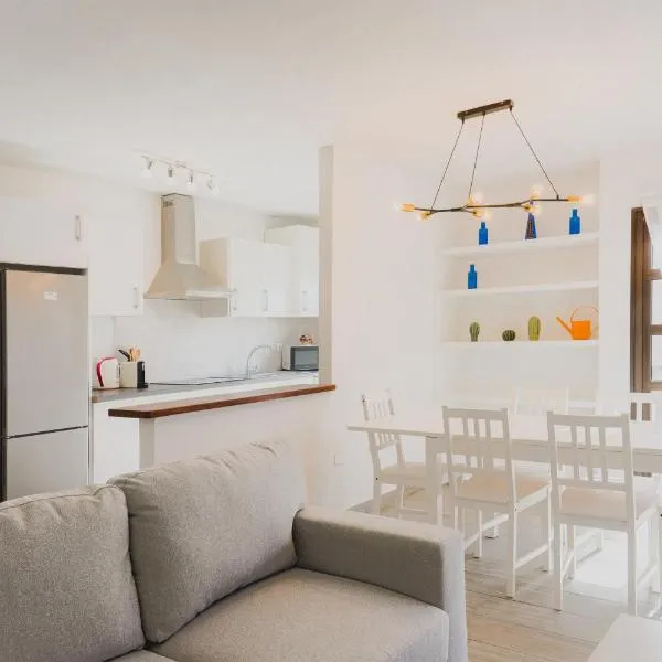 Happy House - Downtown Apartment, отель в городе Кораллехо