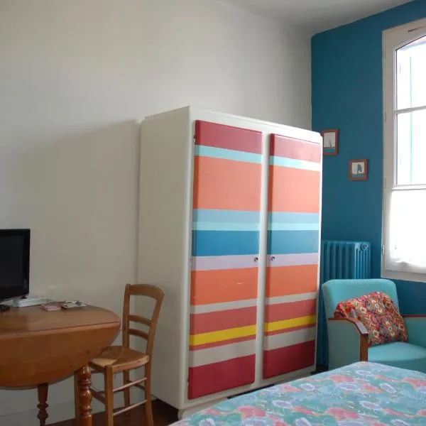 Chambre indépendante avec salle de bains privée, ξενοδοχείο στη Ρεν