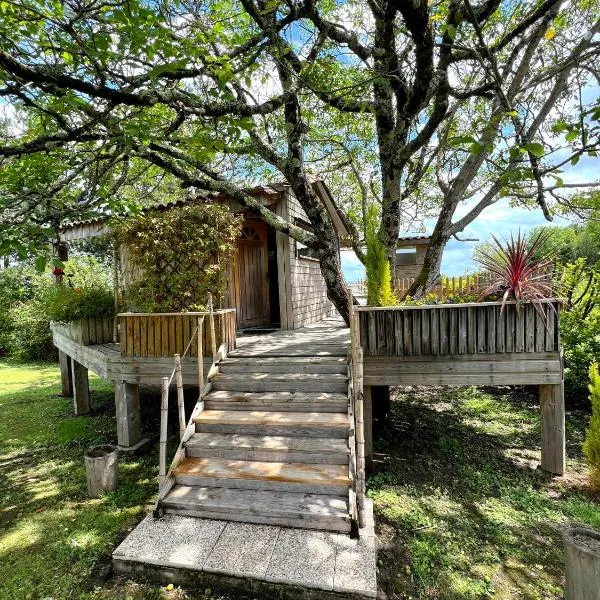 Cabane en bois climatisée, hotel in Fronsac