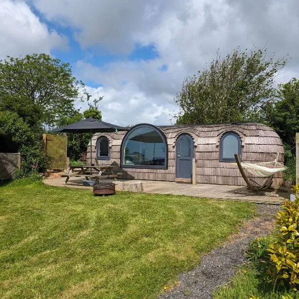 Dreckly cabin - Lydcott Glamping with Cornish sea views, hotel di Looe