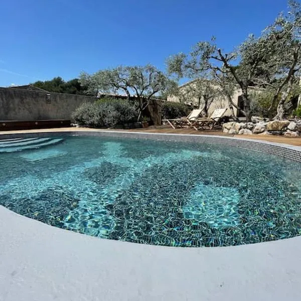 Maison chaleureuse avec piscine, hotel in Mérindol