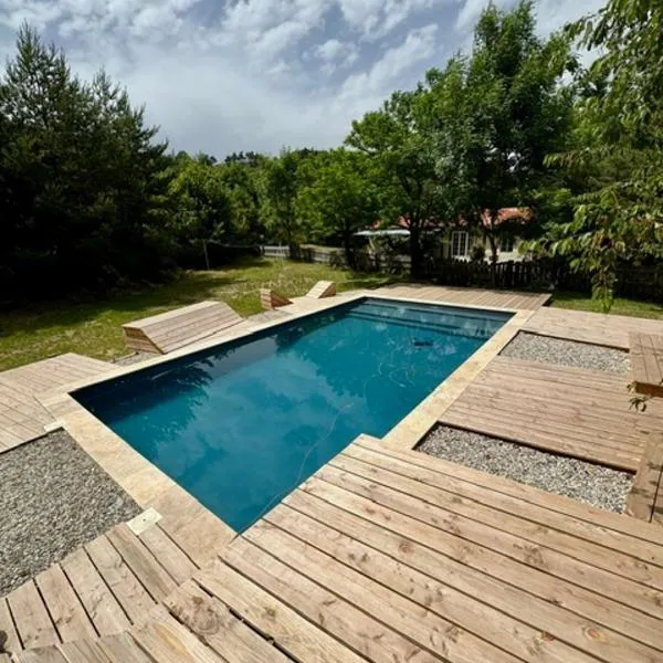 Le Travers Ajoux - Camping Gîte Évènement, hôtel à Ajoux