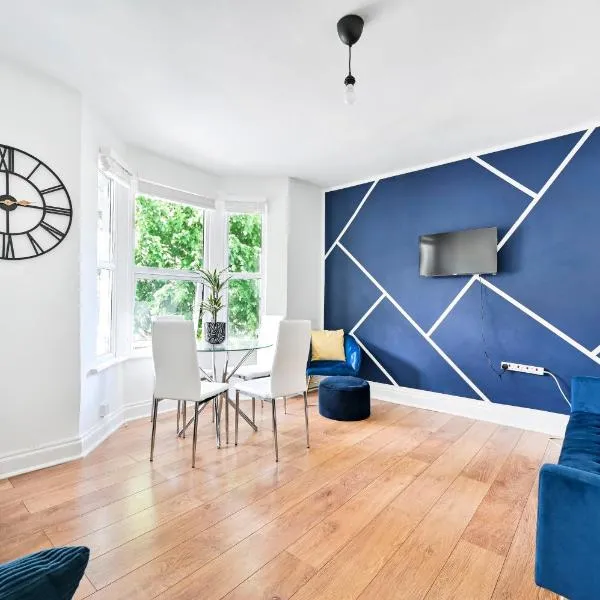 2-Bed, Sleeps 8 in Leyton E10, Near Stratford, hotel v Londýně