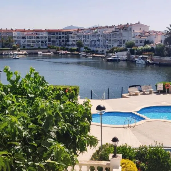 Magnifique vue piscine et canaux - WIFI FIBRE haut débit: Empuriabrava'da bir otel