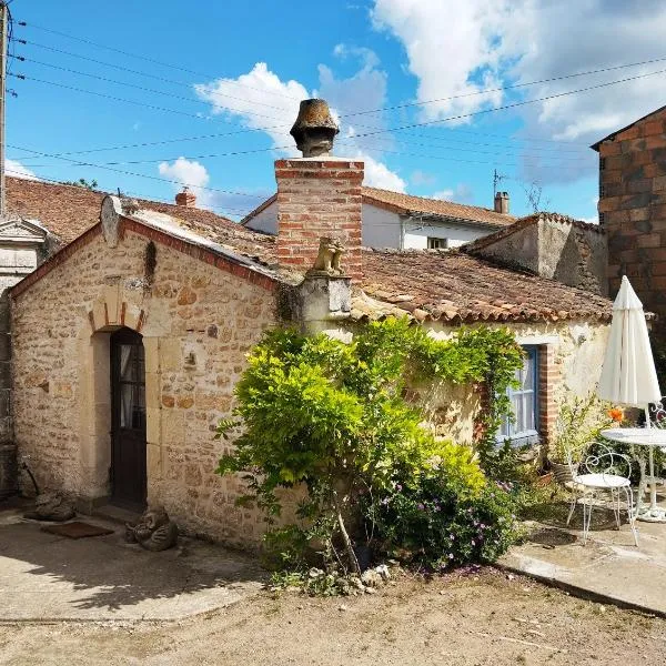 Gatekeepers Cottage Tiny House, Taizé, Deux-Sevres, Velo Francette – hotel w mieście Taizé