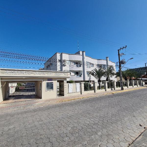 105 - Apto com 02 quartos na Praia de Bombas