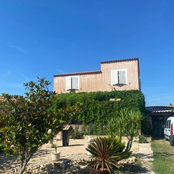 Belle maison piscine, hotel v destinaci Arles