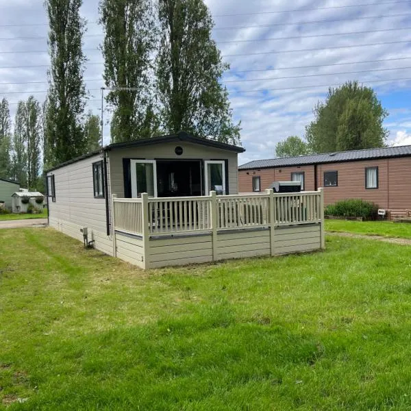family fun getaway holiday home, hotel in Northampton