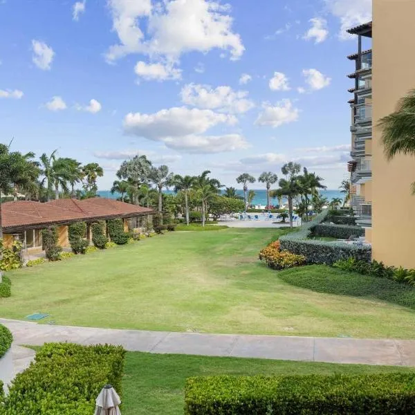 Beachfront - Ocean Comfort 2BR condo - P216, hotel en Palm-Eagle Beach