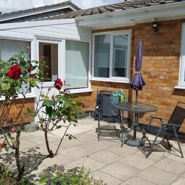 Beautiful 3-Bed Bungalow Kessingland rural retreat, hotel in Lowestoft