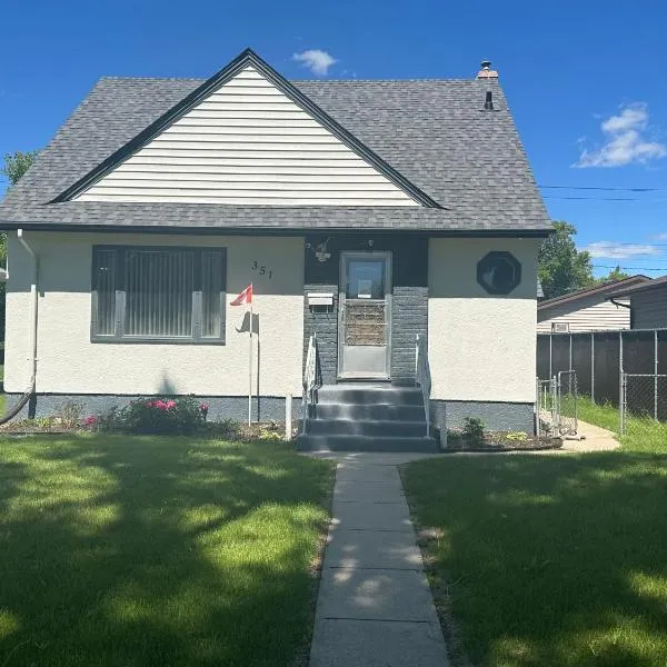 Spotless 4 Bedrooms 4 Beds Sleep 8 in Winnipeg, hotel v destinaci Winnipeg