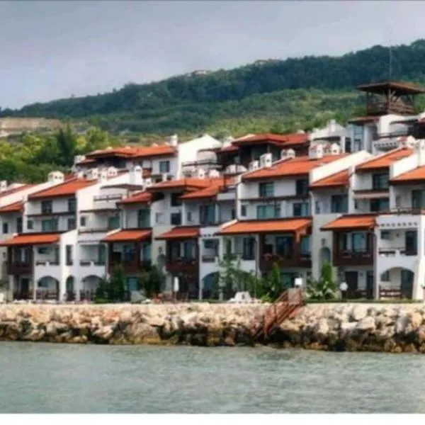 Whait Coast Apartments 8 m from the sea 105m2 the first line, готель у місті Топола