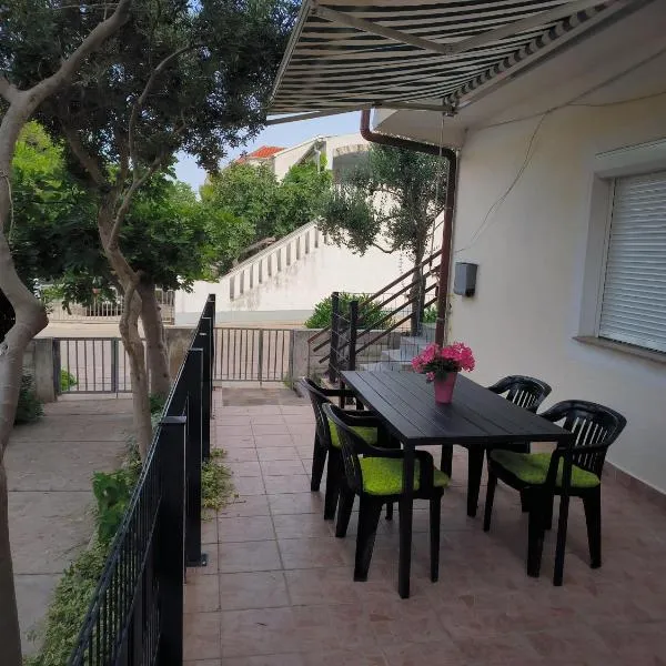 Apartments Orlić, hotel u gradu Povljana