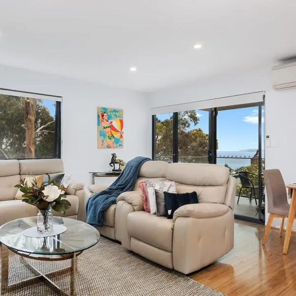Treetops-Large Home 9km to CBD Sleeps 10, hotel in Hobart