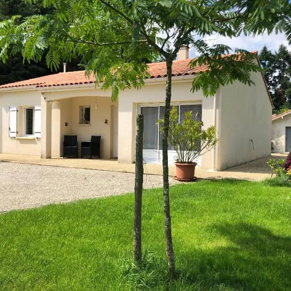 Gîte “Les reflets de la Charente”, hotel u gradu Condac