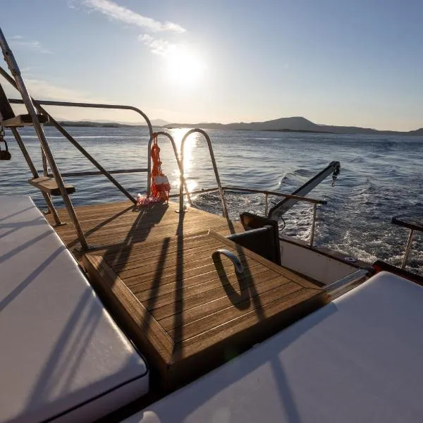Upupa Sailing a Night Onboard!, hotel v destinaci Porto San Paolo