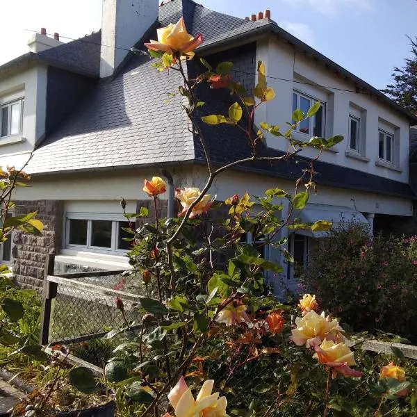 Chaleureuse maison bretonne, hotel v destinaci Pleubian