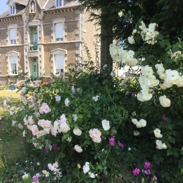 Le Presbytère Chambre D'Hôtes, hotel v destinaci Passais-la-Conception