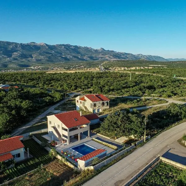 Villa Macanovi dvori with private pool, hotel v mestu Knežević