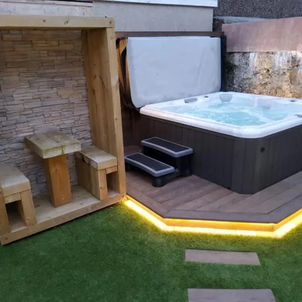 Tudor Cottage, Hot Tub, Sleeps 8, Hotel in Llandudno