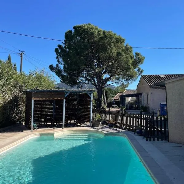 Villa Coustellet avec vue sur le Luberon, hotel in Robion en Luberon