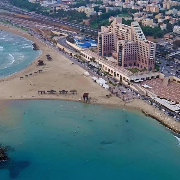 Almog Haifa Israel Apartments מגדלי חוף הכרמל, hotel in Haifa