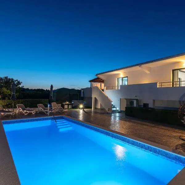 Villa Alina with heated pool, hotel din Rogoznica