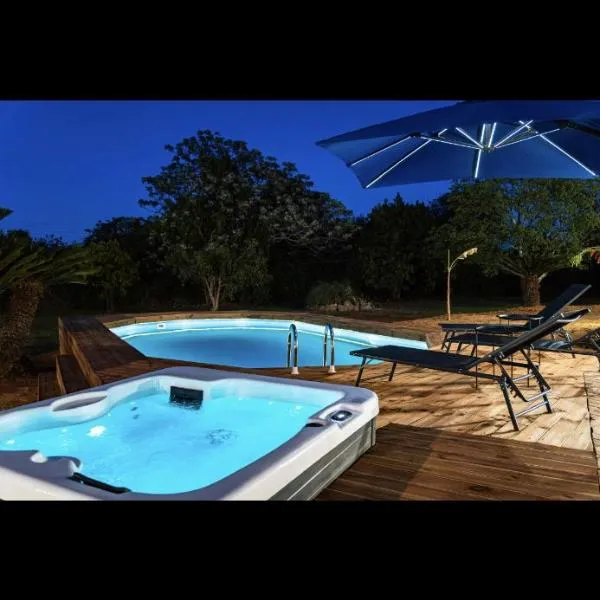 Villa Elena with jacuzzi, hotel v destinaci Kyllini