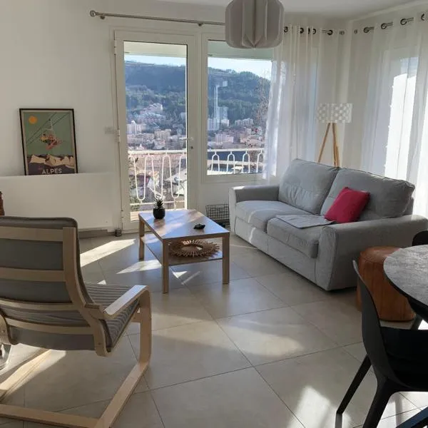 T4 VUE IMPRENABLE montagnes et ville, hotel in Gap