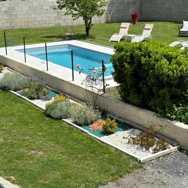 La Maison d'hôtes LA PUYERRE, ξενοδοχείο σε Hours