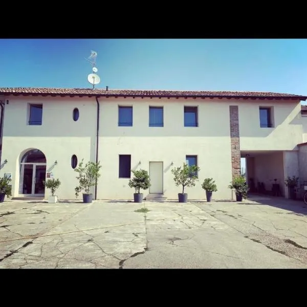 FORESTERIA LOMBARDA BED and BIKE CREMONA, hotel v destinaci Crotta dʼAdda