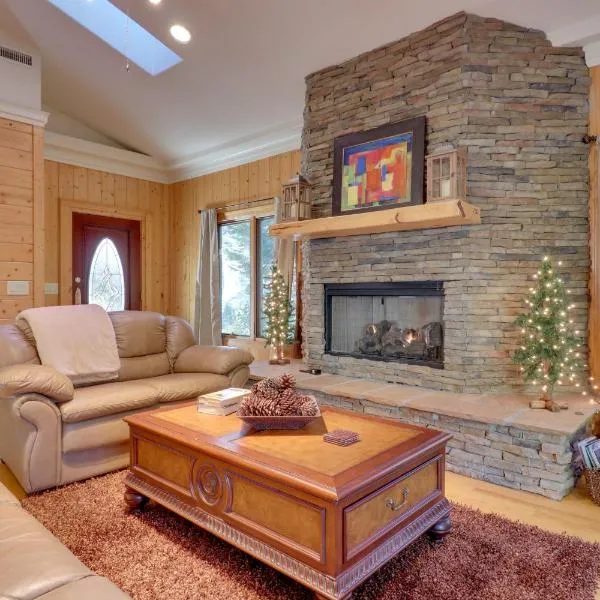 11 Mi to Ski Sapphire Heaven South Apt with Porch, hotel in Highlands