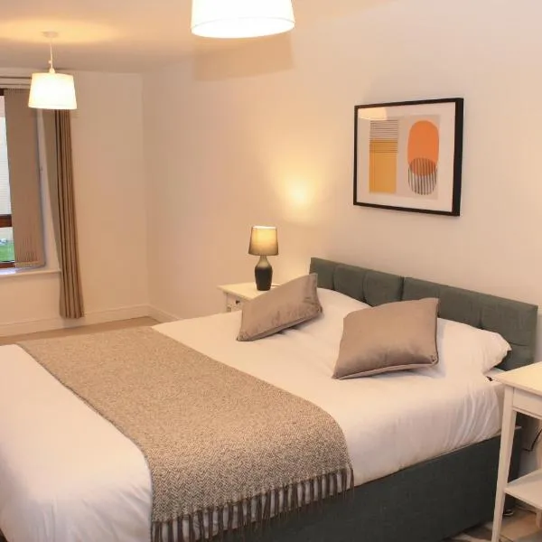Spacious 2 Bed 2 Bath Apartment & Free Parking - LGW 10min drive, hotel en Crawley