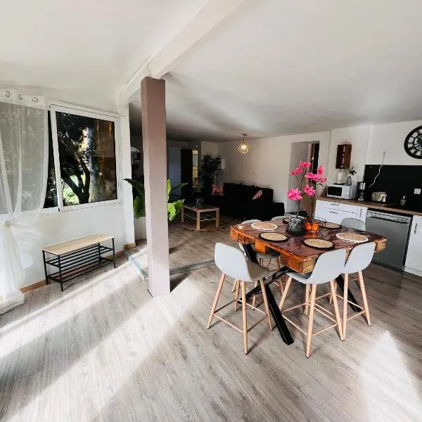 Location T3 jardin avec piscine, hotel v destinácii Mèze