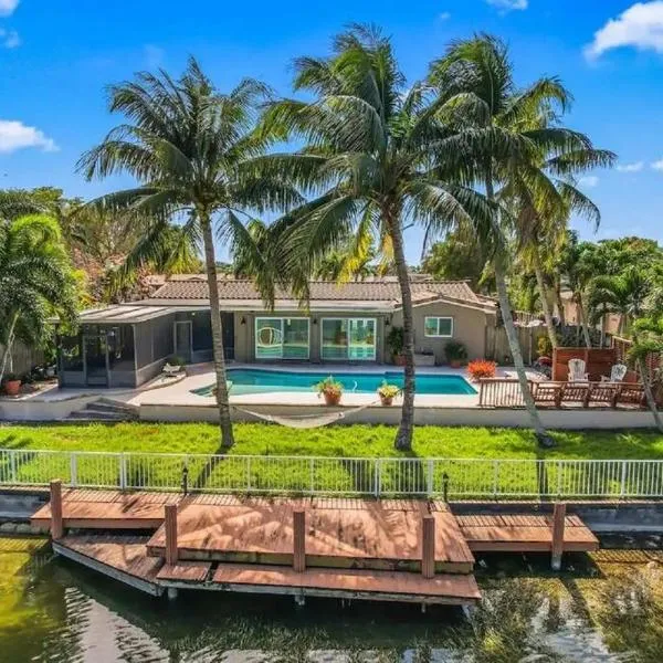 Modern, 4B&3B with Pool and Lake, hotel in Pembroke Pines