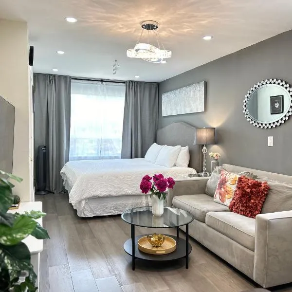 Modern Lux Family Rooms - KingBed - Near Sheppard W Station Toronto: Toronto'da bir otel