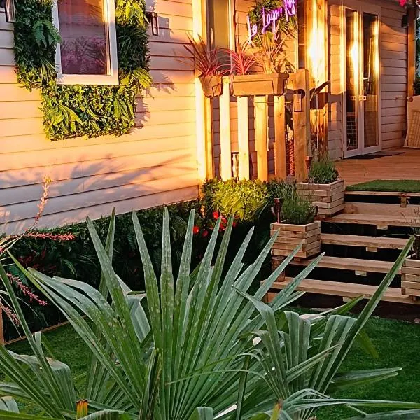 Le Lagon Rose nice bungalow Camping SIBLU le Mar Estang Canet-en-Roussillon, 2 rooms, 2 bathrooms, 2 TV, free WIFI, sheets & towels included, beach at 5 mn walk, khách sạn ở Canet-en-Roussillon