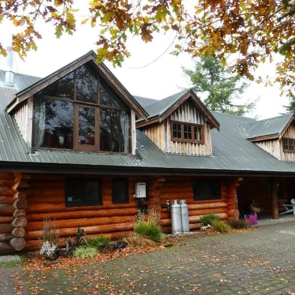 Ruapehu Log Lodge, Hotel in Raetihi