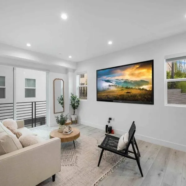 Prime Location 3BD 3BA Luxury Living in LA