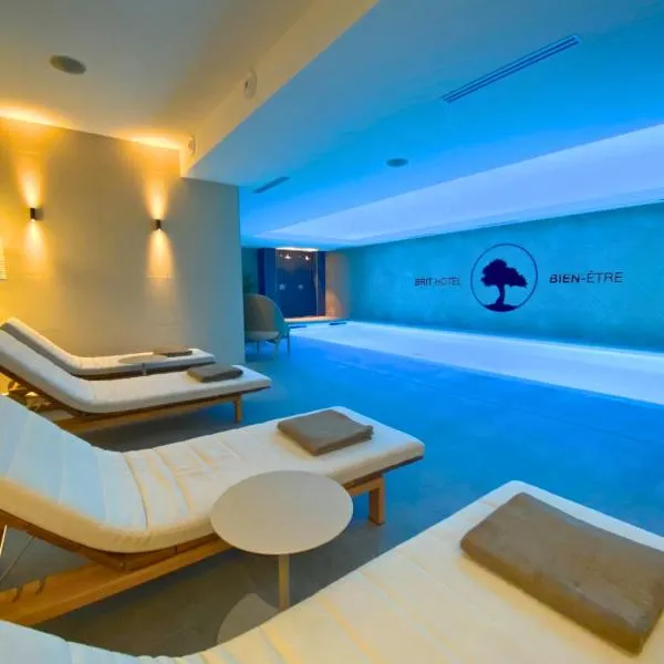 Brit Hotel Piscine & Spa - Fougères, hotel v destinaci Lécousse